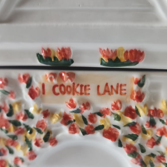 Charming House Cookie Jar with Floral Accents. - Picture 7 of 15